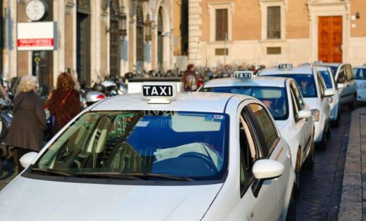 Italie Le Gouvernement Offre Le Trajet En Taxi Lors D'un Retour De Soirée En Boite De Nuit
