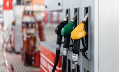 Effondrement des cours du pétrole : jusqu'où vont chuter les prix des carburants en France ?