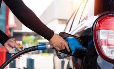 Carburants : pourquoi les prix à la pompe ne baisse pas alors que les cours du pétrole reculent ?