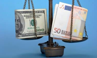 Taux De Change L'euro Fort Face Au Dollar (3)